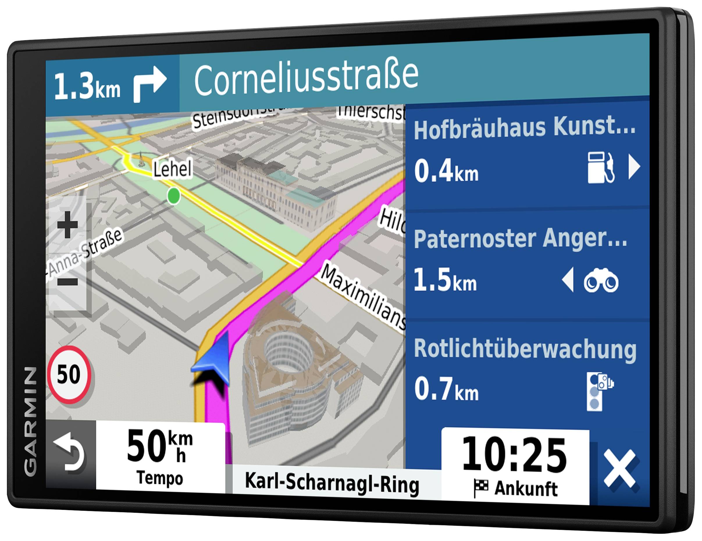 Navigationsgerät zeigt Route in einer Stadt mit Straßennamen, Entfernungen zu Zielen und Ankunftszeit. Geschwindigkeit und Verkehrshinweise sind sichtbar.