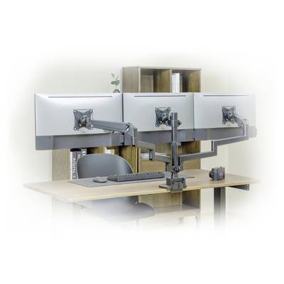 Drei Monitore sind auf einem verstellbaren Ständer über einem Schreibtisch montiert. Darunter befinden sich eine Tastatur und eine Kamera.
