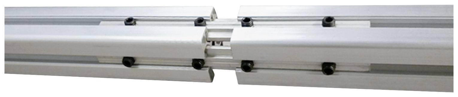 Zwei metallene Schienenstücke, die mit schwarzen Schrauben verbunden sind, vermutlich Teil eines linearen Führungssystems.