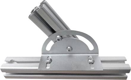 Metallhalterung mit Winkelverstellung, montiert auf einer Schiene. Gekippte Position für stufenlose Neigungsanpassung.