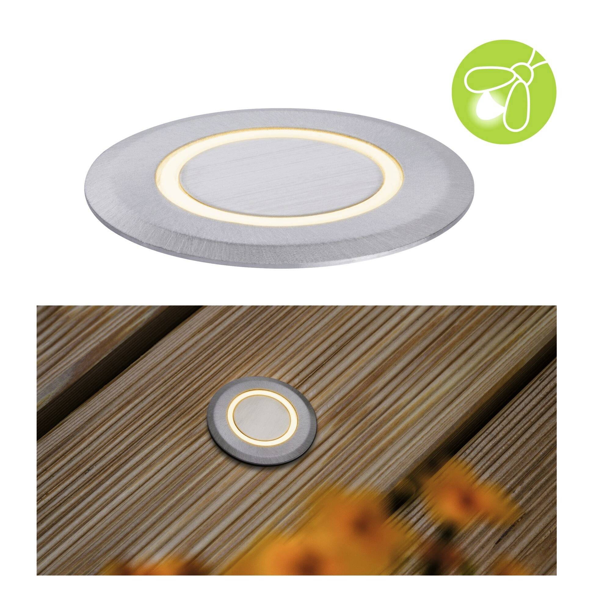 Ein runder, silberner LED-Bodeneinbaustrahler ist in einer Holzterrasse montiert. Oben rechts ist ein grünes Logo mit einem stilisierten Insekt.