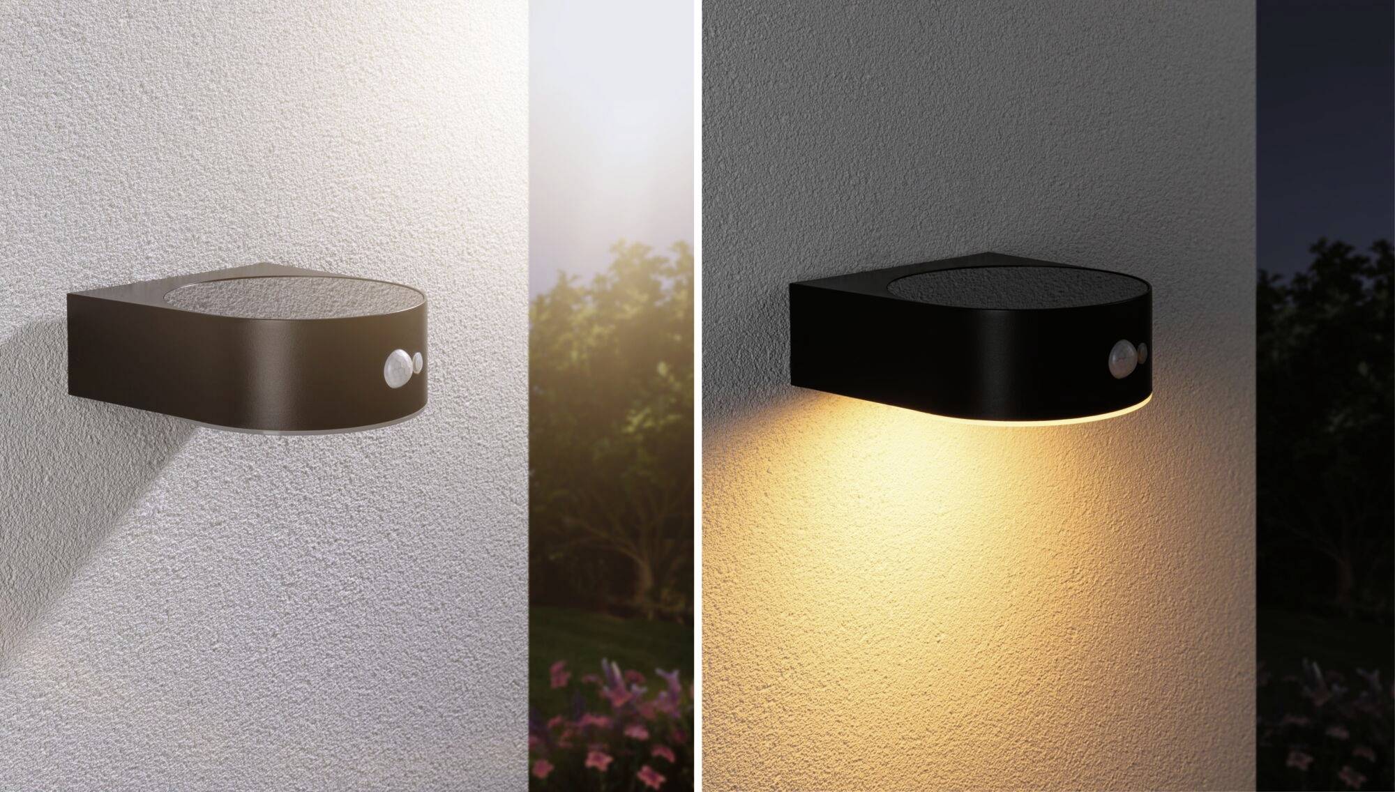 Linke: Außenleuchte an weißer Wand tagsüber. Rechte: Gleiches Licht in der Nacht, leuchtet warm. Hintergrund: Bäume, Blumen.