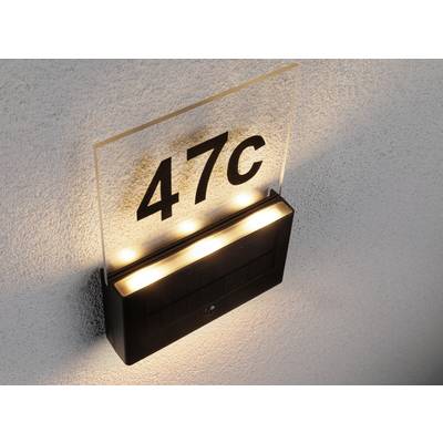Solarbetriebene Hausnummernbeleuchtung zeigt '47C', montiert an einer Wand.