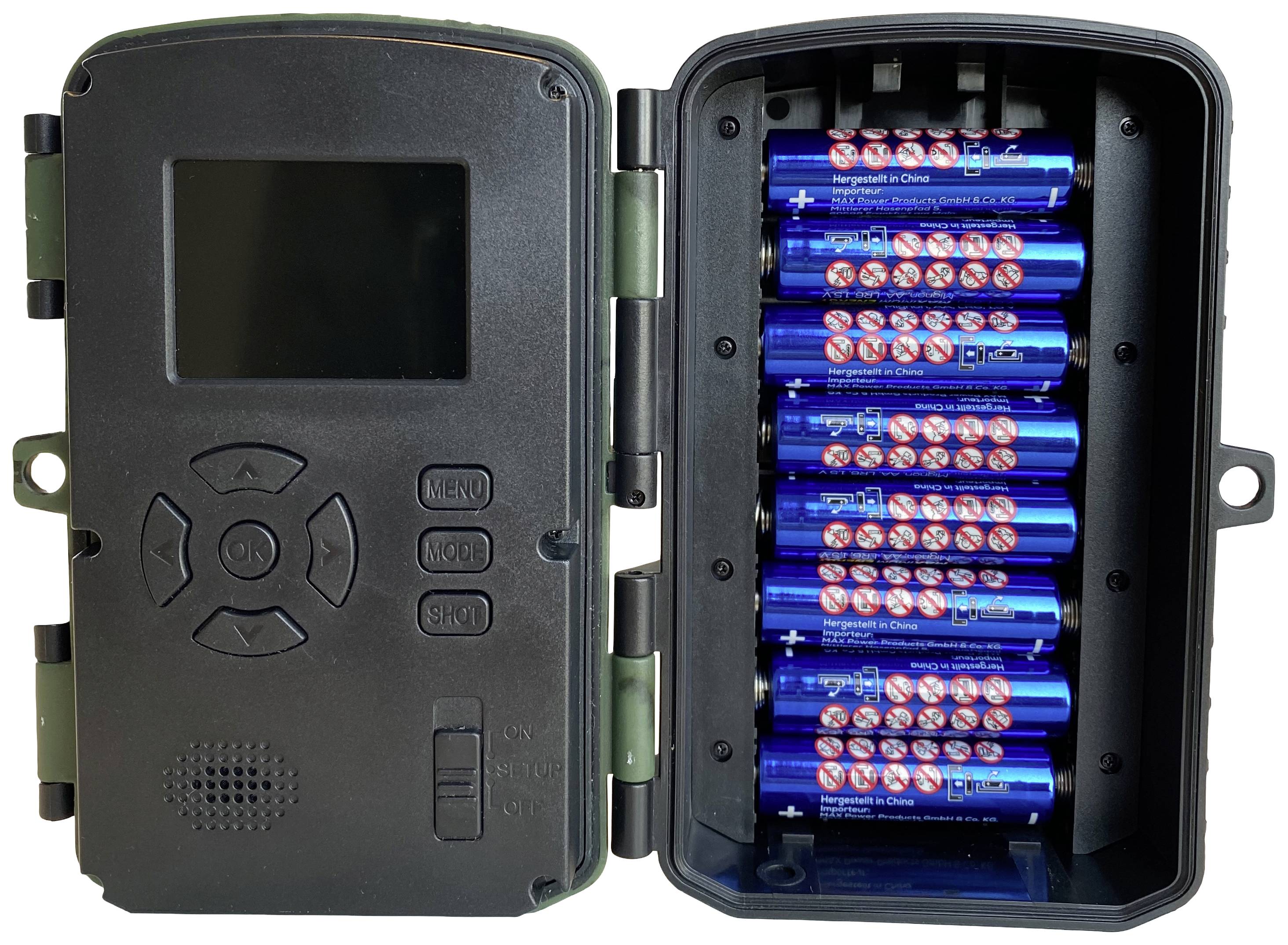 Ein geöffnetes Wildkamera-Gerät zeigt einen Batteriehalter mit acht eingelegten blauen Batterien und Bedientasten neben einem kleinen Display.