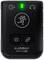 Ein schwarzes elektronisches Gerät mit einem leuchtenden grünen Licht, einem Symbol für Bewegung und Bedientasten darunter.