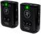 Zwei schwarze elektronische Geräte mit Symbolen für Audio, jeweils mit einem leuchtenden grünen Kontrolllicht und seitlichen Bedienelementen.