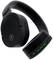 Schwarze kabellose Over-Ear-Kopfhörer mit Logo auf der Ohrmuschel. Verfügen über USB-C-Anschluss und grüne Bedientasten am Hörer.