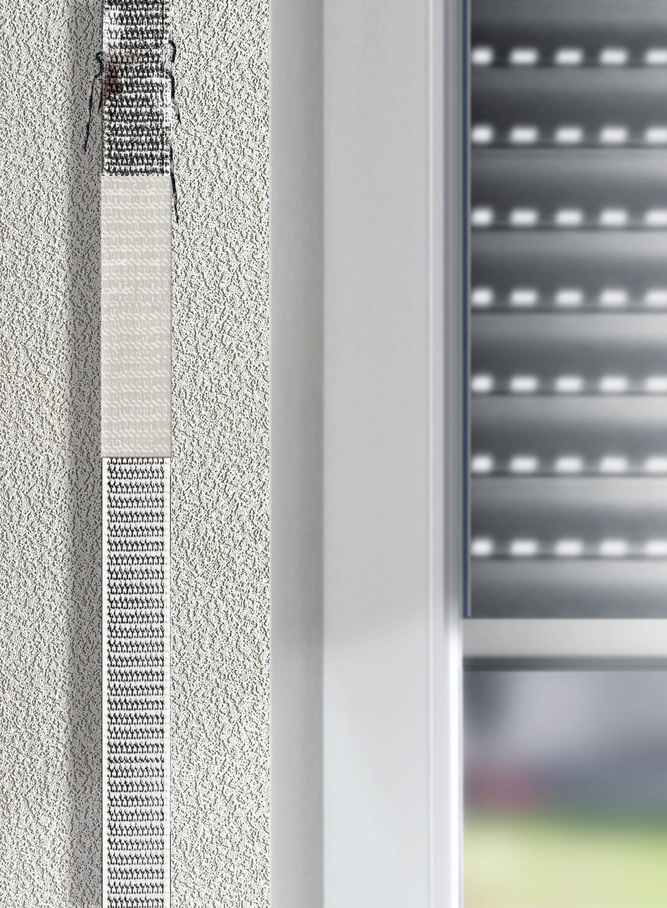 Ein Fenster mit einem heruntergelassenen Rollladen, daneben ist das Zugband sichtbar, das aus der Wand hervorkommt.