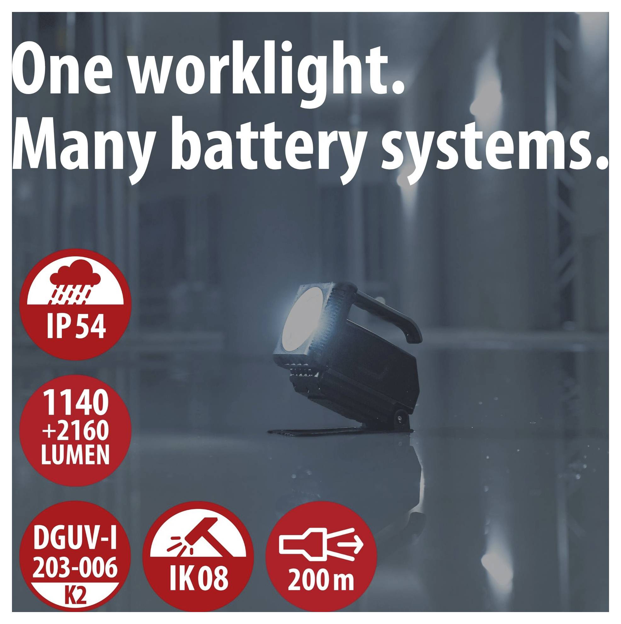 Arbeitsleuchte mit Slogans 'One worklight. Many battery systems.', IP54, IK08, 1140+2160 Lumen, DGUV-I 203-006 K2 und 200 m Reichweite.