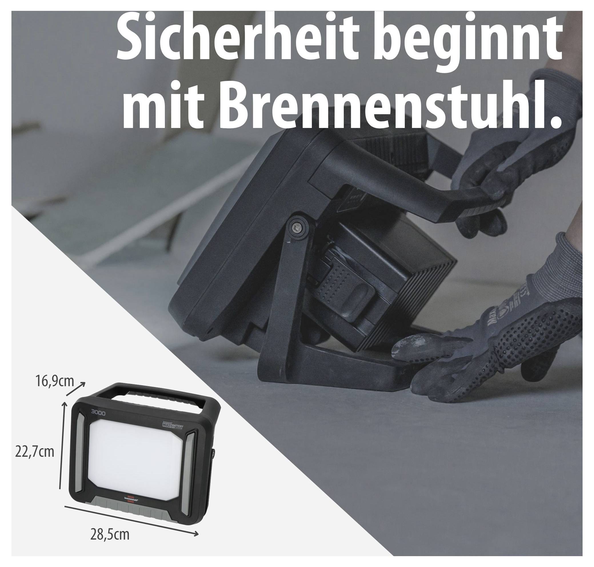 Werbeabbildung eines tragbaren Brennstuhl-Baustrahlerlichts bei der Installation; Text: 'Sicherheit beginnt mit Brennenstuhl.' sowie Maßangaben 16,9 cm, 22,7 cm und 28,5 cm.