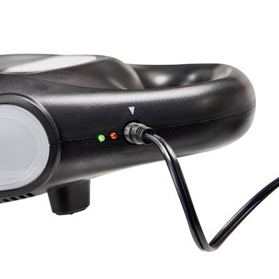 Ein schwarzes elektronisches Gerät mit einem Ladekabel. Zwei LED-Lichter, grün und rot, zeigen den Ladestatus an.
