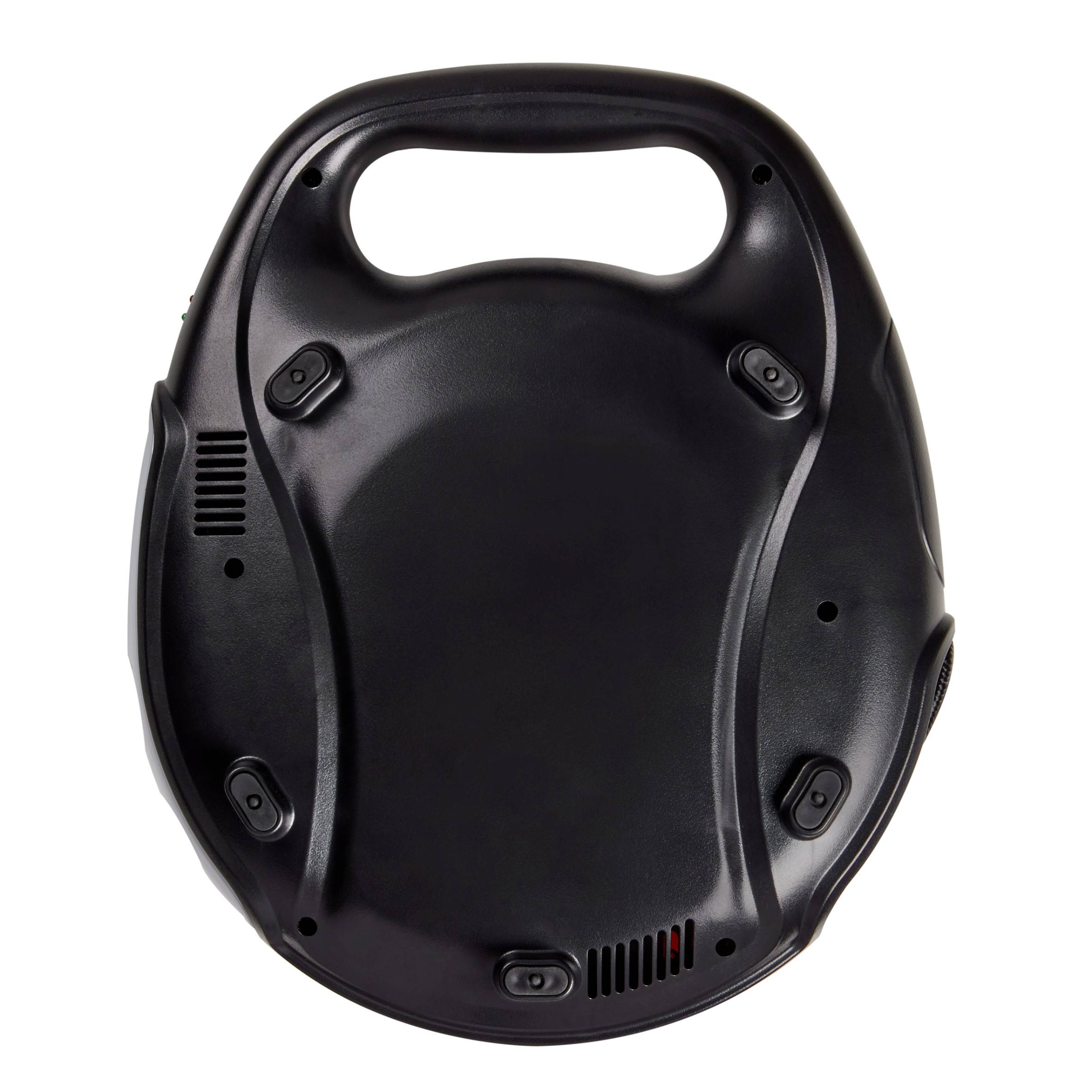 Ein schwarzer Roboter-Staubsauger von unten, zeigt Räder, Sensoren und Reinigungsbürsten, die für die Navigation und Reinigung genutzt werden.