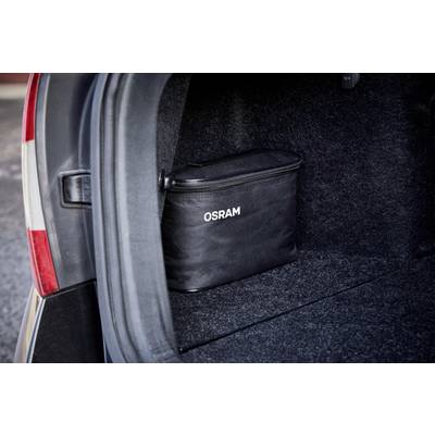 Kofferraum eines Autos mit einer schwarzen Tasche, auf der 'OSRAM' steht. Die Tasche steht auf dem Teppichboden des Kofferraums.
