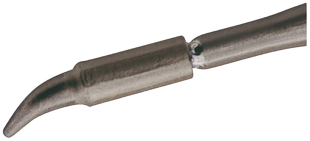 Lötspitze für einen Lötkolben, aus Metall, leicht gebogen, vor weißem Hintergrund.