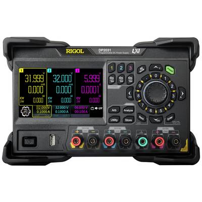 Ein Rigol DP2031 programmierbares DC-Netzgerät mit digitalem Display zeigt Spannungen, Ströme und Leistungsmessungen in drei Kanälen.