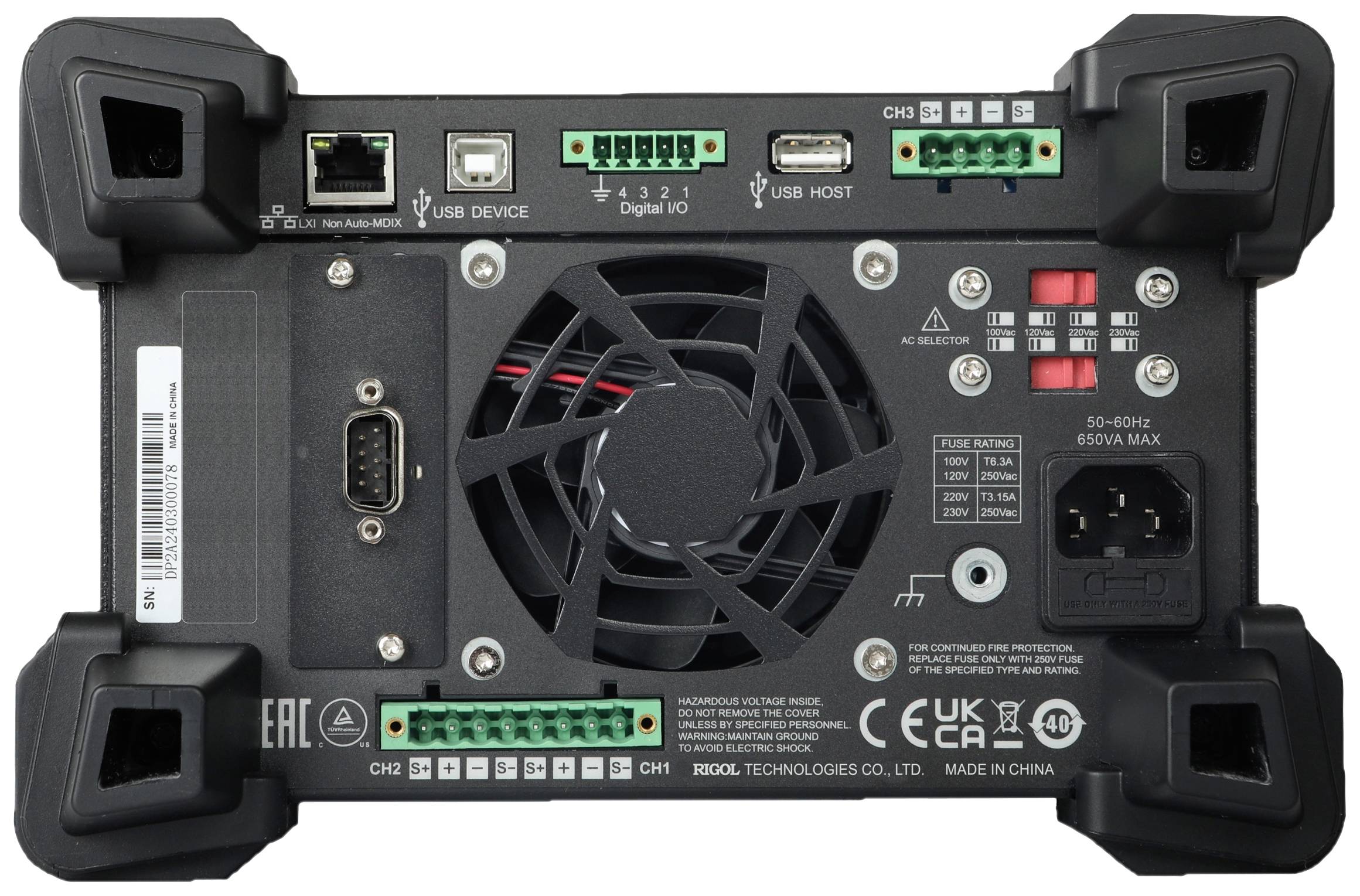 Rückseite eines elektronischen Geräts mit Lüfter, mehreren USB-Anschlüssen, Netzkabelanschluss, Schaltern und Ventilationsgitter.