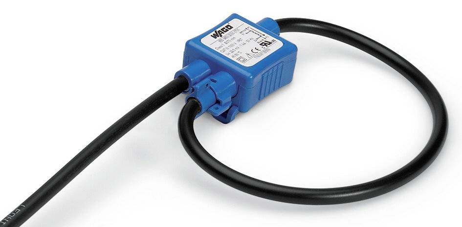 Ein blauer elektrischer Verbindungsstecker mit schwarzem Kabel. Der Stecker trägt Prüf- und Zulassungszeichen.