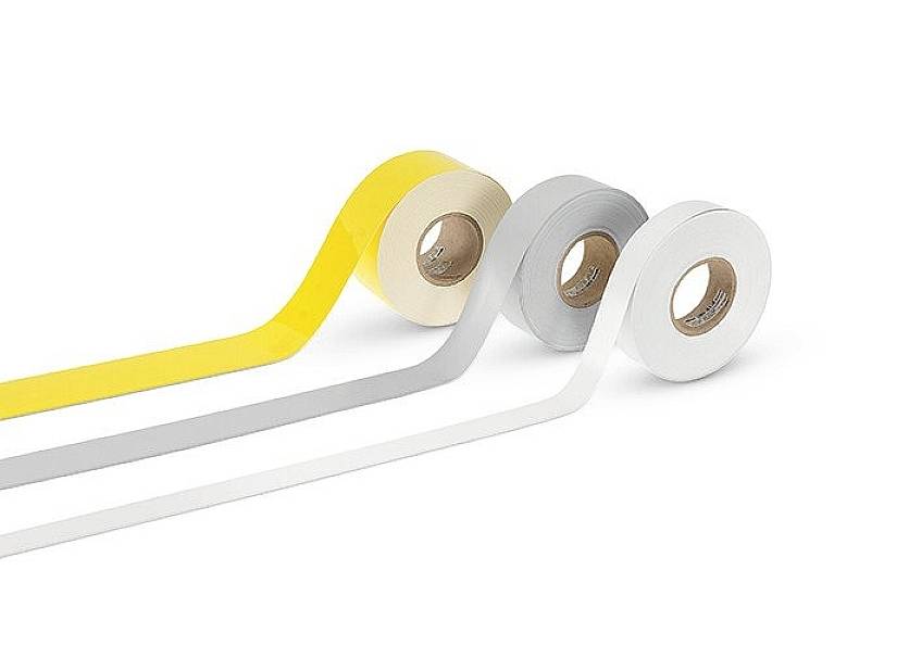 Drei Rollen Klebeband nebeneinander: gelb, beige und grau, alle mit abgerollten Streifen in der jeweiligen Farbe auf weißem Hintergrund.