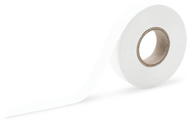 Eine Rolle weißes Klebeband mit einem braunen Kartonkern. Das Klebeband rollt sich leicht ab und ist auf einer weißen Oberfläche platziert.