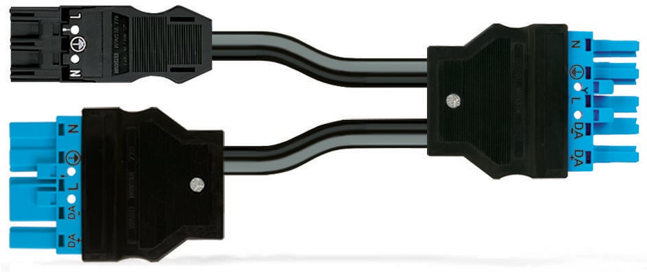 Schwarze Verbindungsstecker mit blauen Enden, links und rechts. Verbunden durch zwei parallele Kabel.