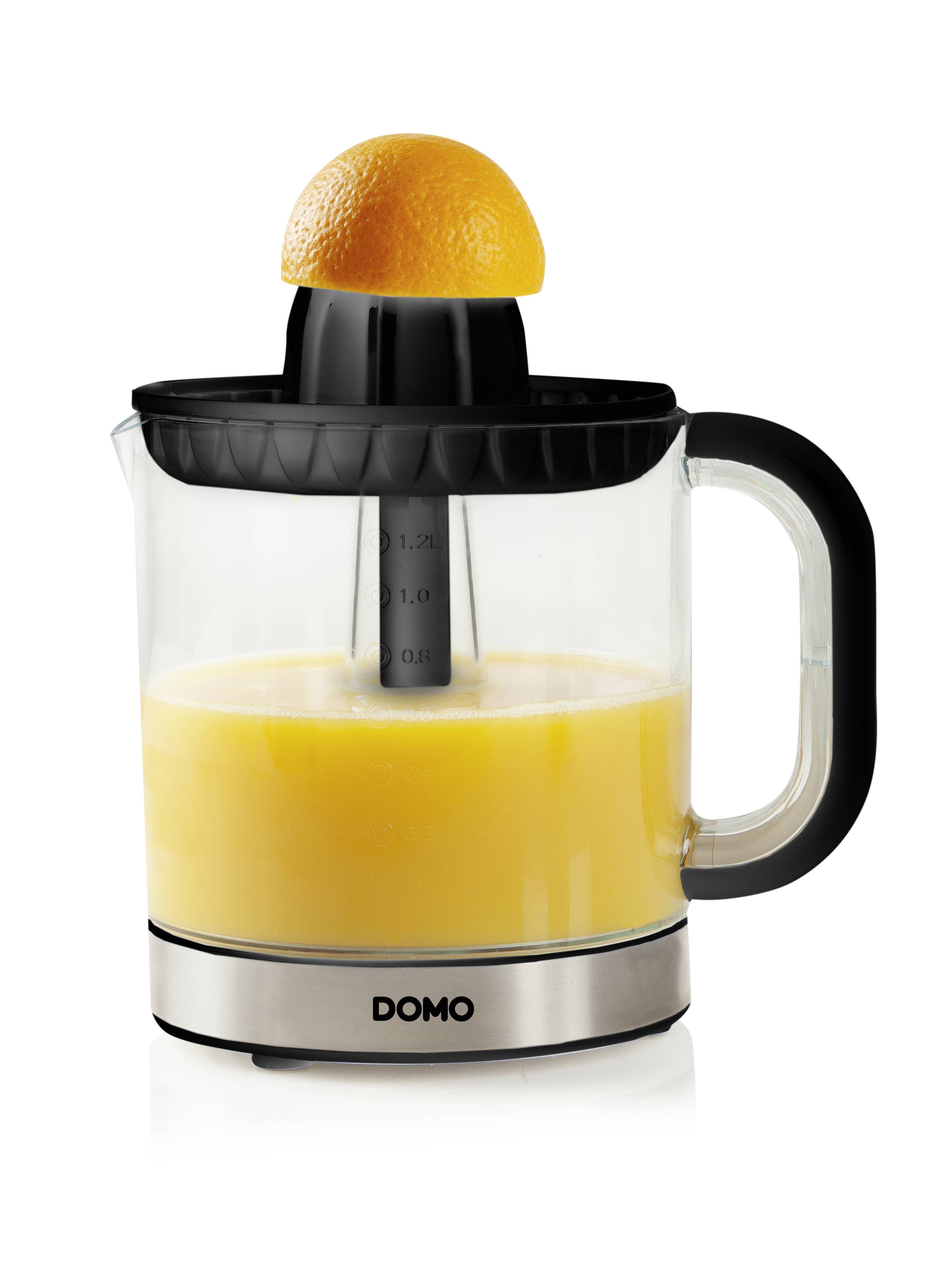 Elektrische Zitruspresse mit Glasbehälter enthält frisch gepressten Orangensaft. Eine halbe Orange ist auf dem Entsafter platziert.