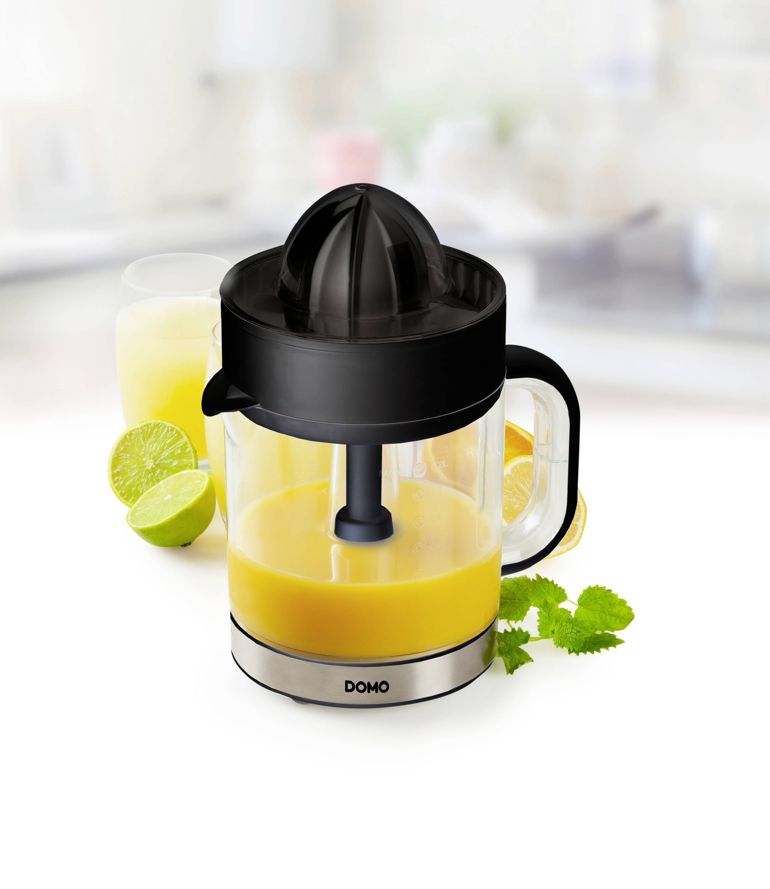 Orangensaftpresse auf einer Küchentheke, umgeben von geschnittenen Zitronen und einem Glas Orangensaft.