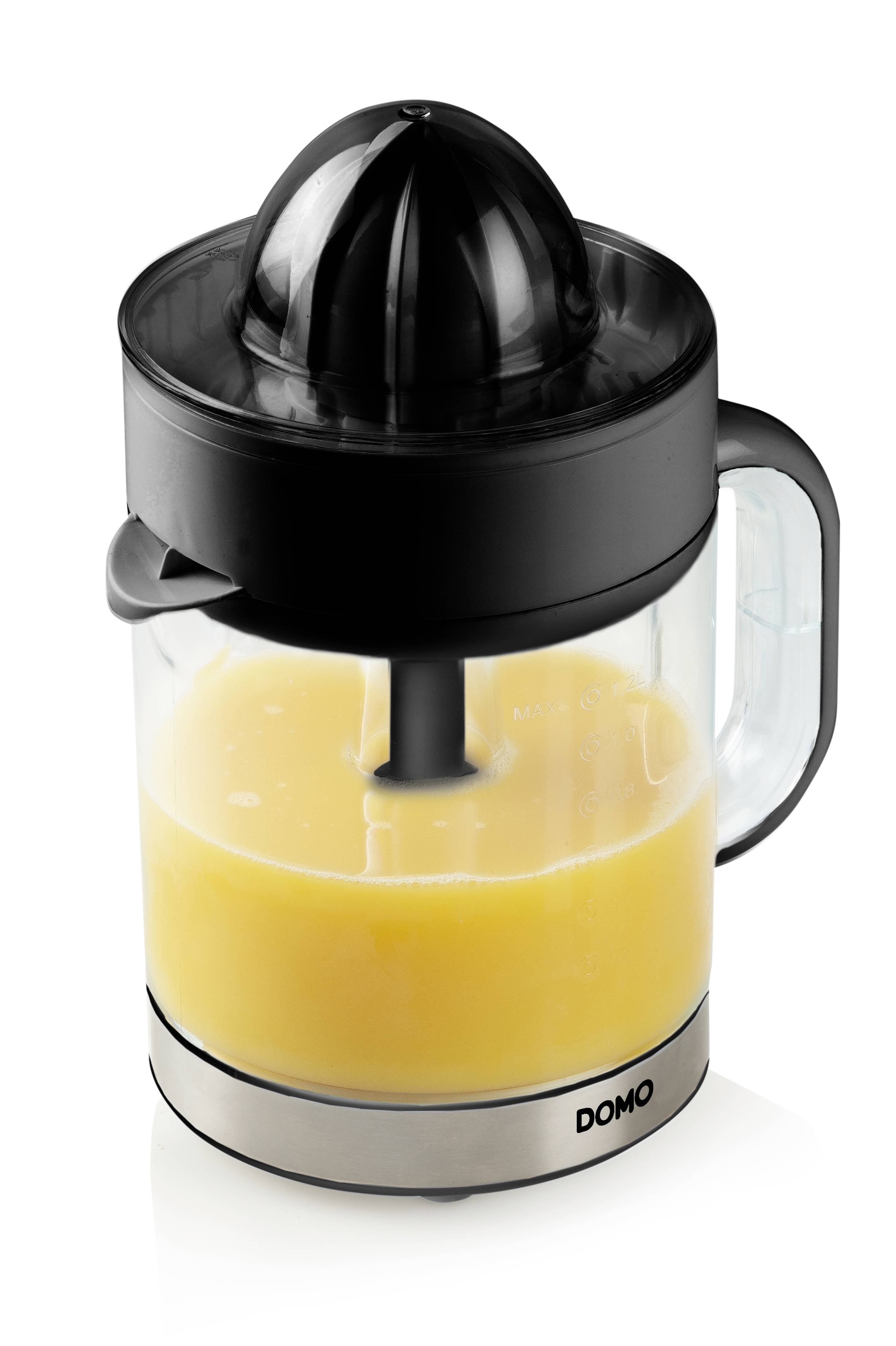 Zitruspresse mit schwarzem Deckel, transparentem Behälter und frisch gepresstem Orangensaft. Außen mit 'DOMO' beschriftet.