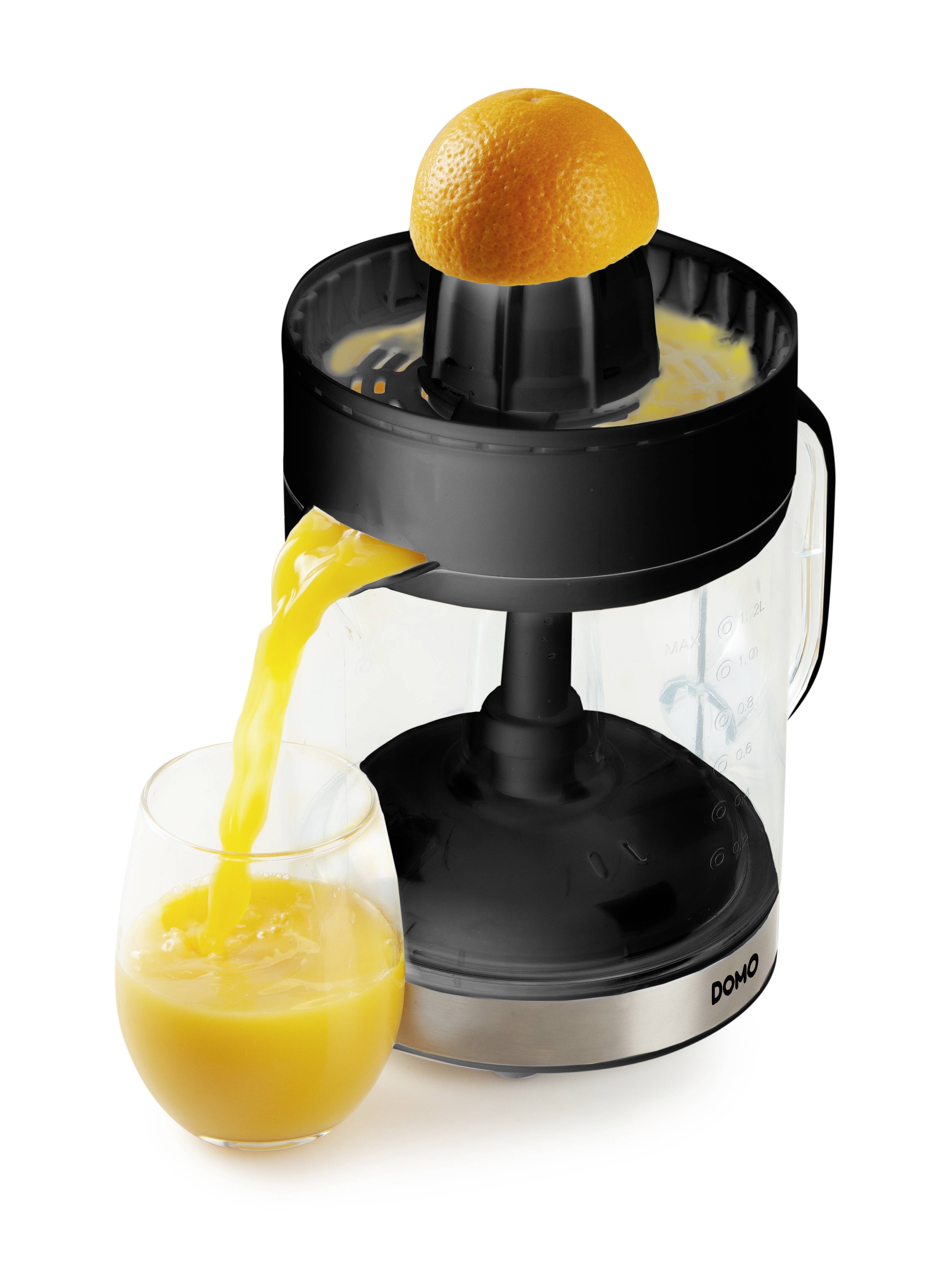 Elektrische Zitruspresse mit frisch gepresstem Orangensaft, der in ein Glas fließt. Oben ist eine halbierte Orange zu sehen.