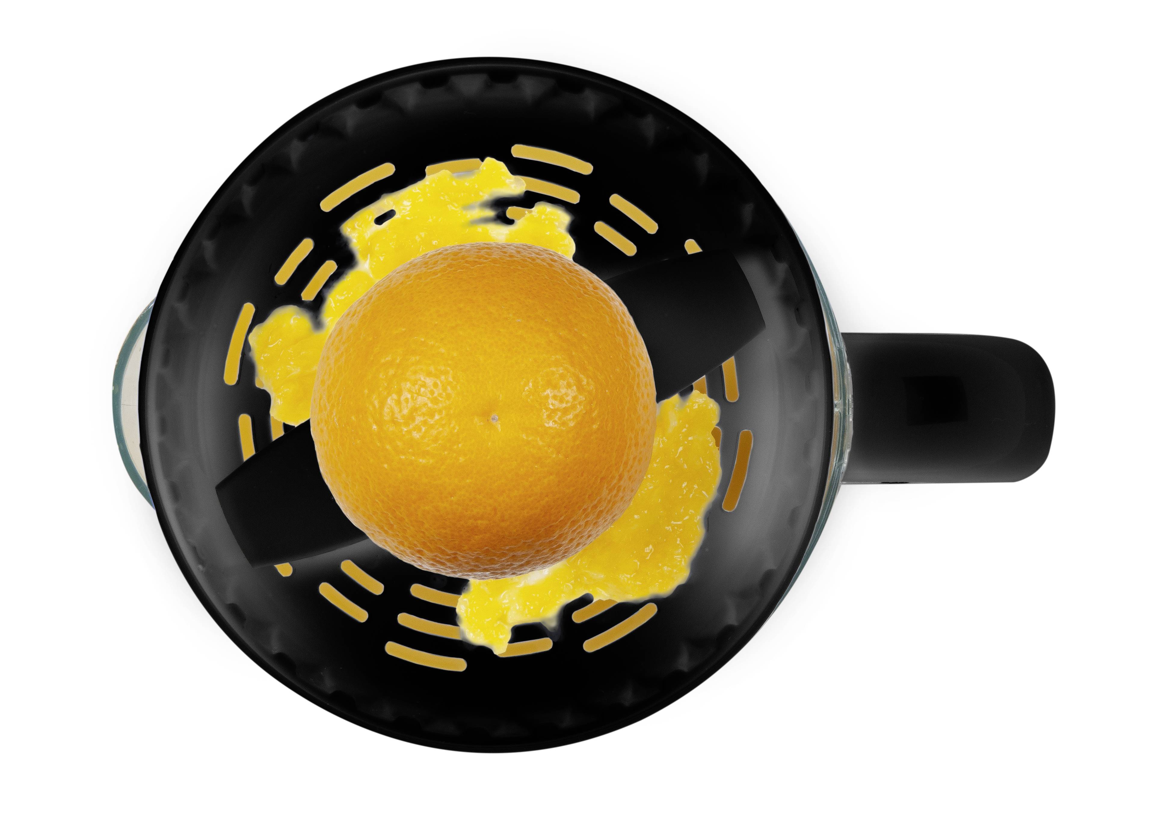 Obenansicht einer Orange auf einer schwarzen Zitruspresse. Die Frucht wird teilweise entsaftet, umgeben von gepressten Schalenresten.