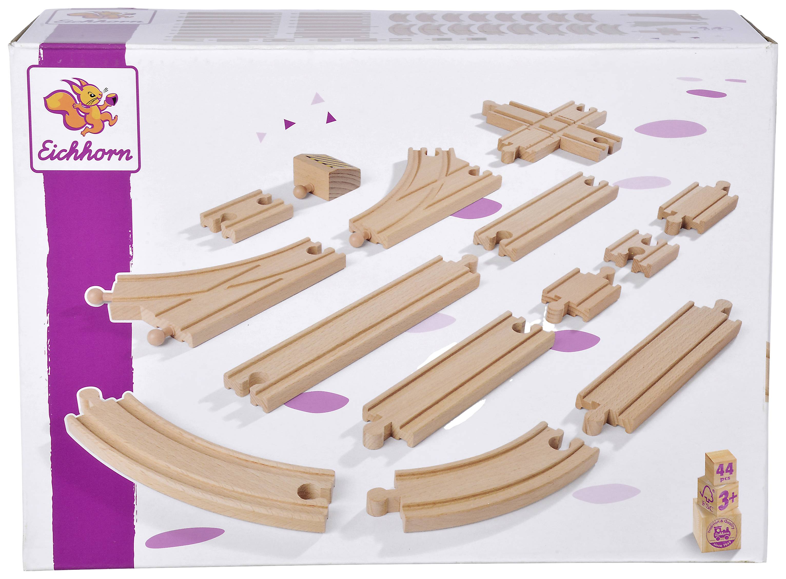 Verpackung zeigt Holzschienenteile eines Spielzeug-Eisenbahnsets von Eichhorn mit einer Würfelfigur.