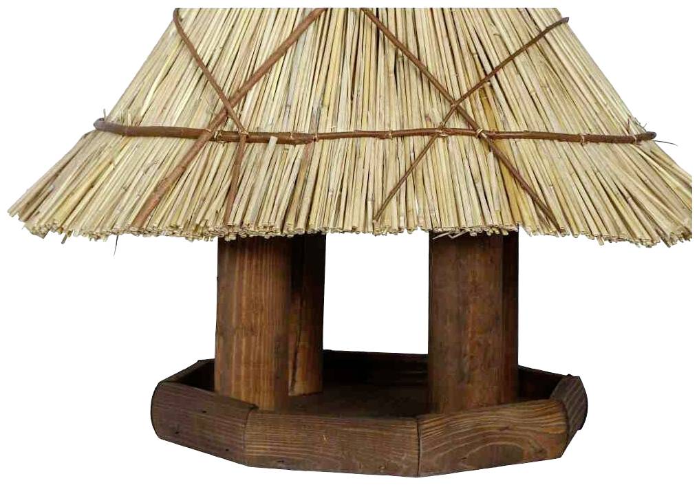 Ein kleines Vogelhaus aus Holz mit einem runden Strohdach. Geeignet für Vögel zum Nisten und Füttern.