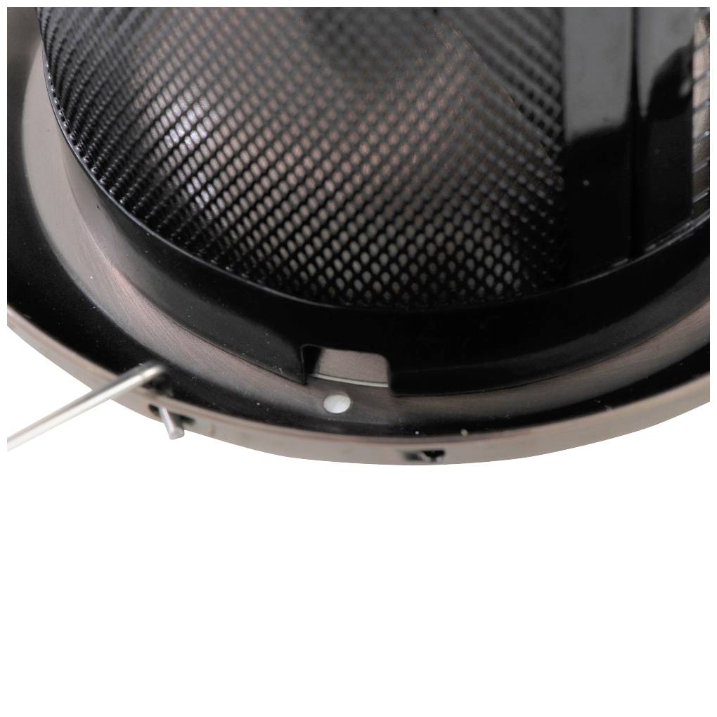 Nahaufnahme eines runden Gitters, das auf einem metallischen Objekt platziert ist. Das Gitter scheint Teil eines Belüftungssystems zu sein.