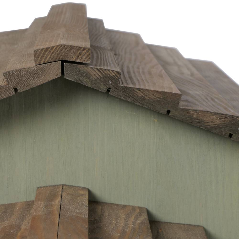 Dach eines Vogelhauses aus Holz mit abgewinkelten Brettern.