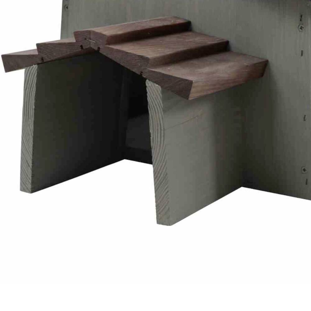 Holzunterstand mit schrägem Dach, offen an der Vorderseite. Geeignet als Schutz oder Lagerbereich.