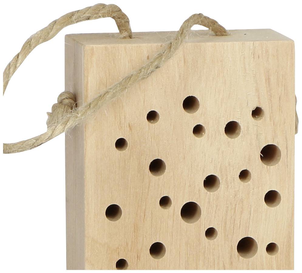 Ein Holzwürfel mit unterschiedlich großen runden Löchern und einem Seilgriff an der Seite, möglicherweise ein Insektenhotel.