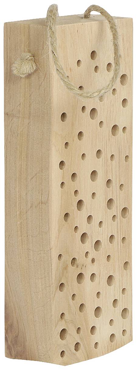 Ein rechteckiger Holzblock mit vielen gebohrten Löchern und einem Seilgriff oben, möglicherweise als Insektenhotel genutzt.