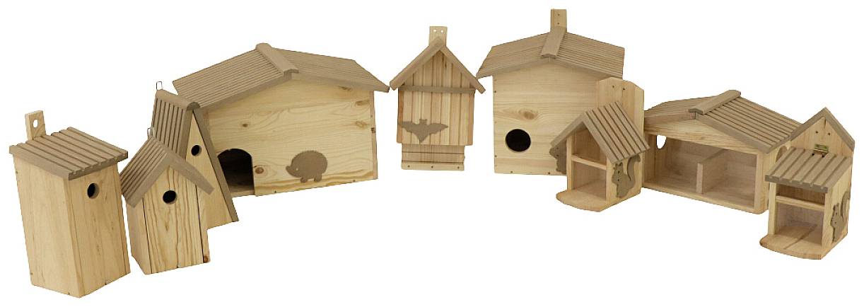 Mehrere hölzerne Vogelhäuschen in unterschiedlichen Designs und Größen, arrangiert nebeneinander.