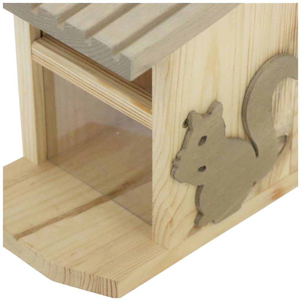 Ein kleines, aus Holz gebautes Vogelhaus mit einem ausgeschnittenen Eichhörnchen auf der Seite. Ideal für den Garten oder Balkon.