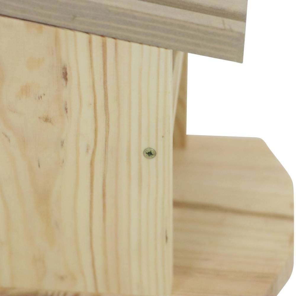 Ein hölzernes Vogelhaus mit schrägem Dach und sichtbaren Holzmaserungen. Ein Schraubenkopf ist an der Seitenwand zu sehen.