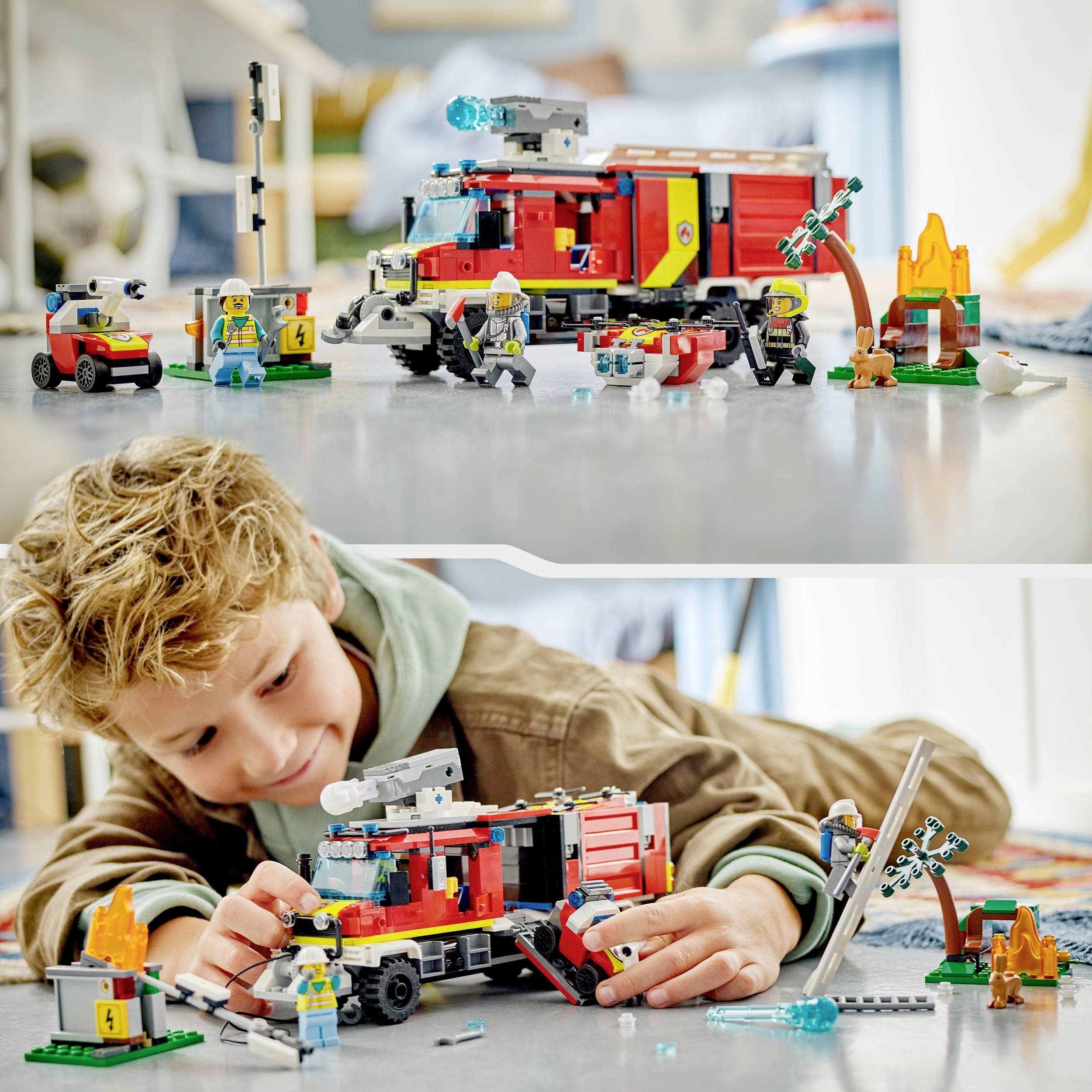 Ein Kind spielt auf dem Boden mit einem Feuerwehr-Lego-Set, komplett mit Figuren, einem Feuerwehrauto und Zubehör.