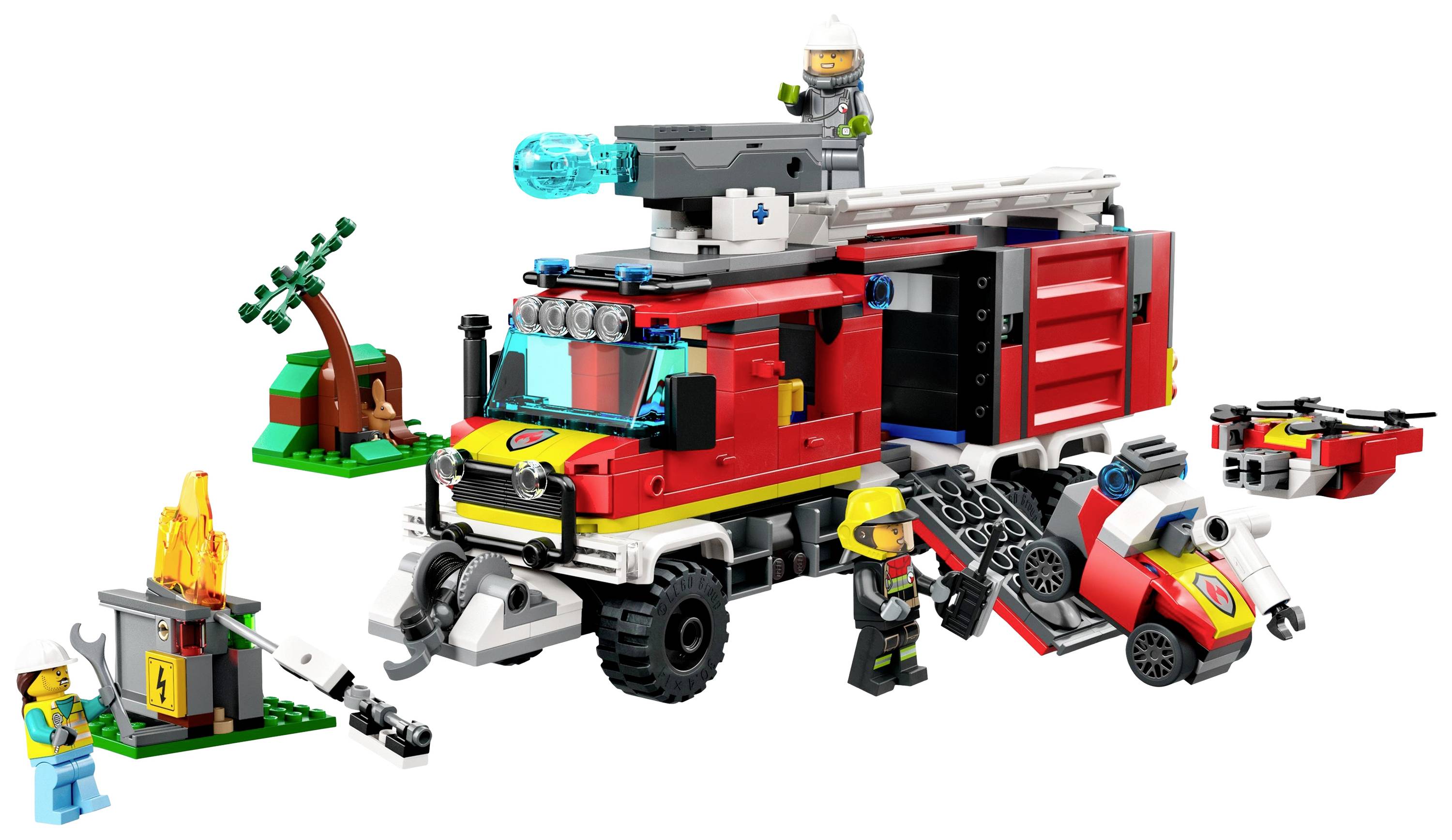 Ein LEGO-Feuerwehrauto mit ausfahrbarer Leiter, Feuerwehrleuten, einem brennenden Baum und Ausrüstung wie Hydrant und Löschfahrzeug.