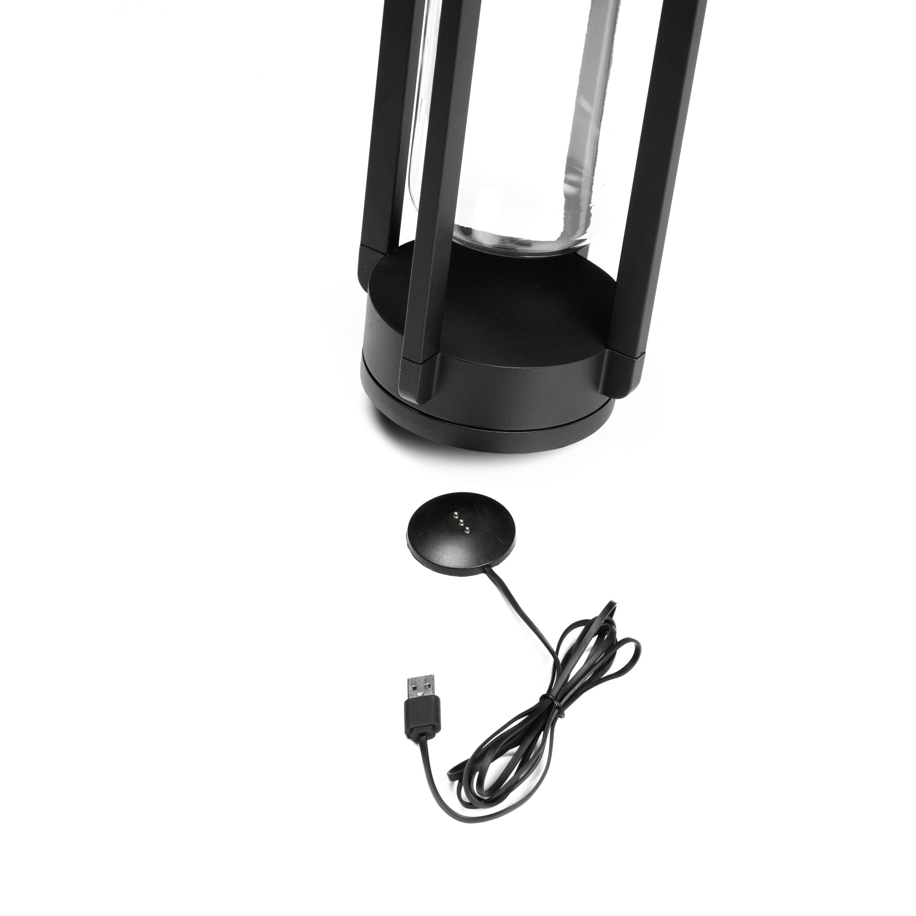 Schwarze Laternenlampe mit transparentem Zylinder, Netzteil und USB-Kabel daneben. Geeignet für Innenbeleuchtung.
