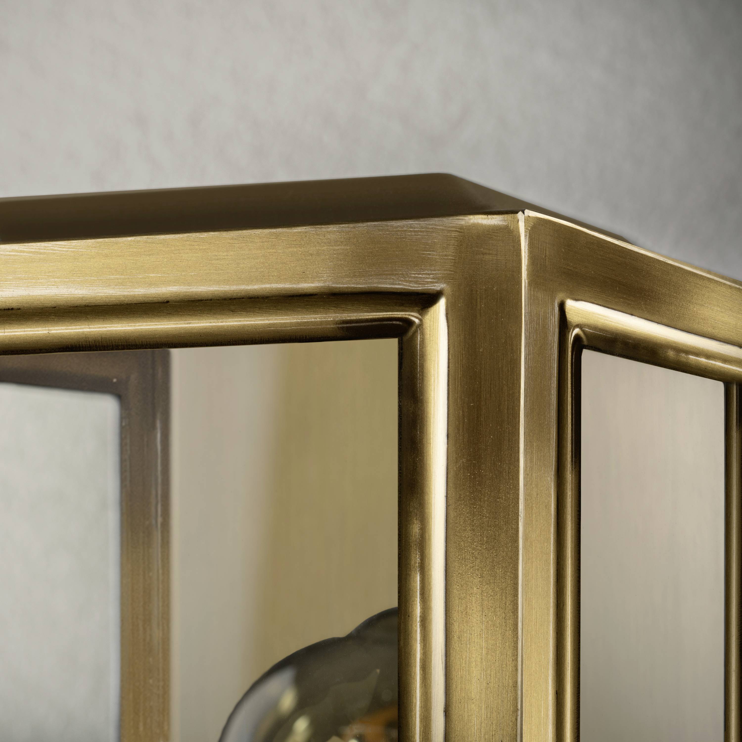 Nahaufnahme einer Ecke eines metallischen Rahmens mit abgerundeten Kanten, zeigt ein modernes Design und eine reflektierende Oberfläche.