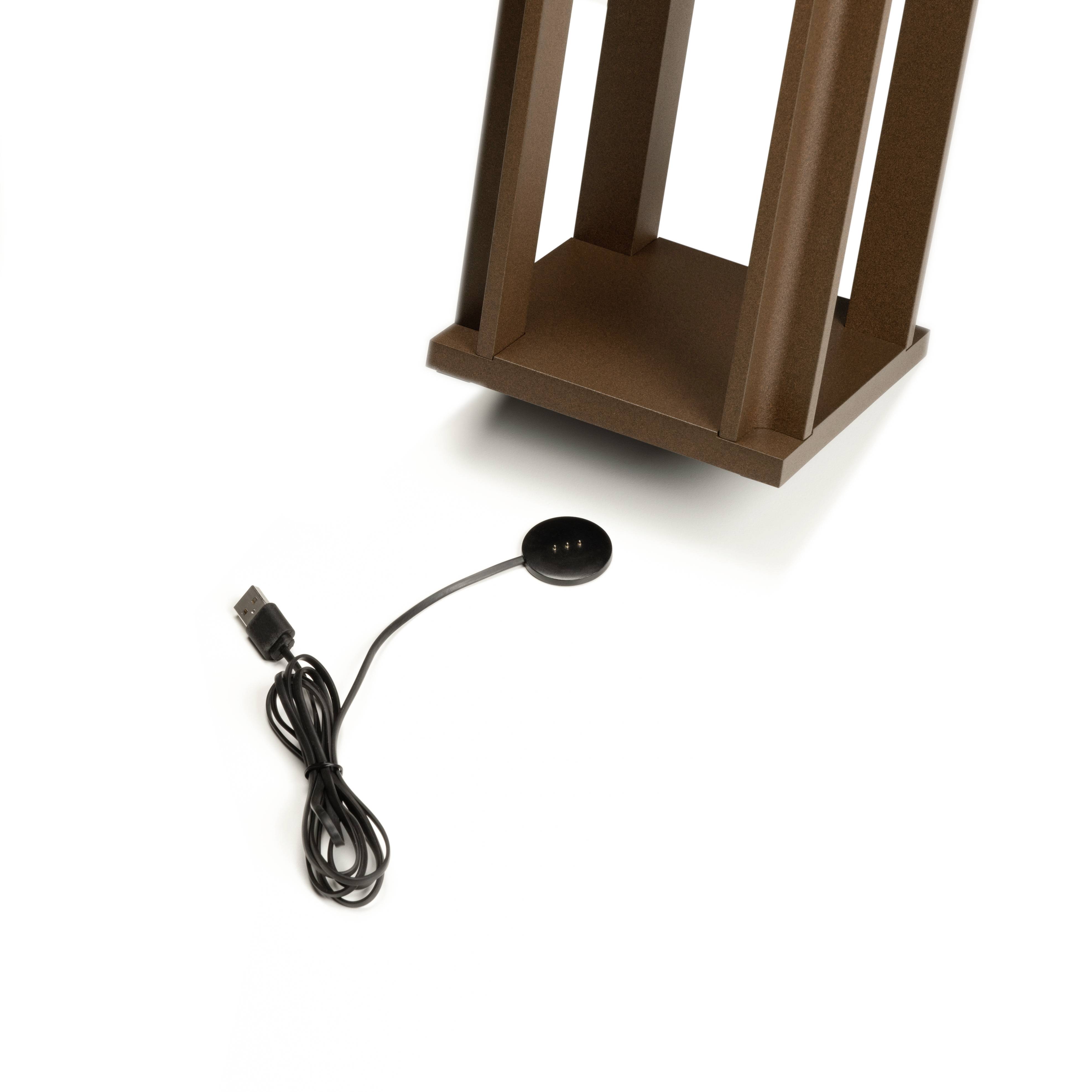 Brauner Holzständer mit integriertem LED-Licht, daneben ein schwarzes USB-Kabel mit Schalter.