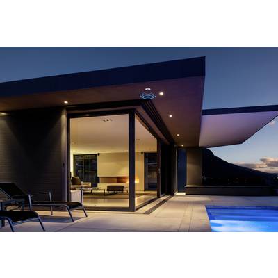 Modernes Haus mit Glaswänden und einem Pool im Vordergrund bei Sonnenuntergang, schlichte Architektur mit offener Terrasse.