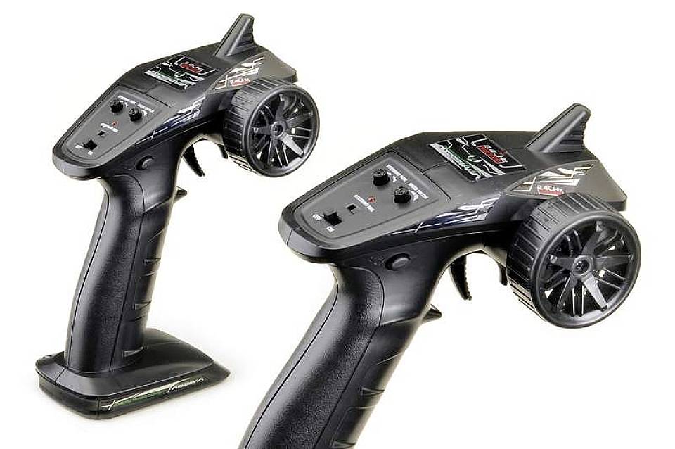 Zwei schwarze RC-Fernsteuerungen mit Lenkrädern und Bedienelementen auf der Oberseite, geeignet für Modellautos.