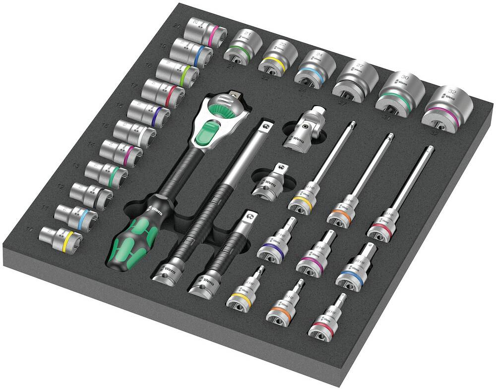 Werkzeugset mit Ratsche, Schraubendreher und Stecknüssen in verschiedenen Größen, in Schaumstoffeinlage organisiert.