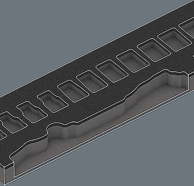Eine Schaumstoffeinlage mit verschiedenen Ausschnitten, die in einer Reihe angeordnet sind, möglicherweise zum Organisieren von Werkzeugen oder Ausrüstung in einem Koffer.