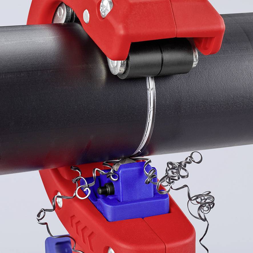 Ein Werkzeug klemmt ein schwarzes Rohr. Kabel und Klammern sind um das Rohr gewickelt. Fokus auf Mechanismus und Befestigung.