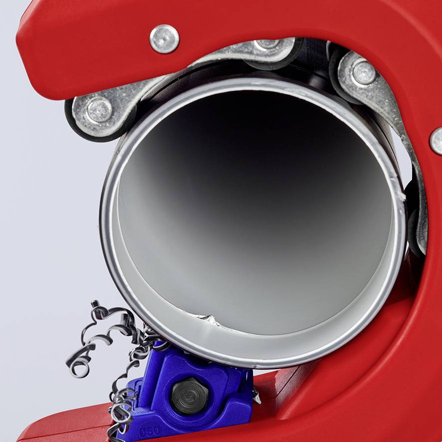 Rotes Rohrschneidewerkzeug schneidet silbernes Metallrohr, Metallspäne sichtbar.